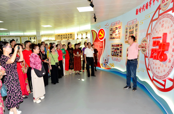 北海市旅居者聯(lián)合會旅居文化季文藝團(tuán)隊(duì)開展“融文化”助學(xué)活動