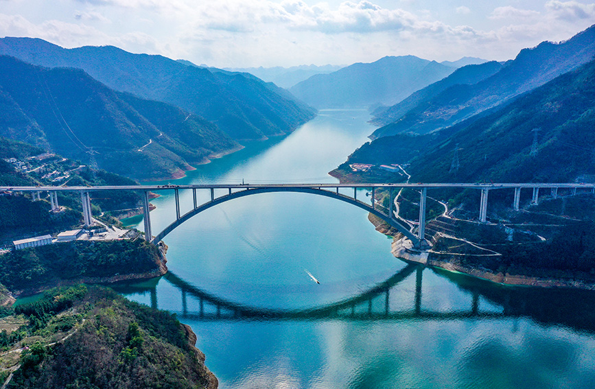 天峨龍灘特大橋。潘劍攝