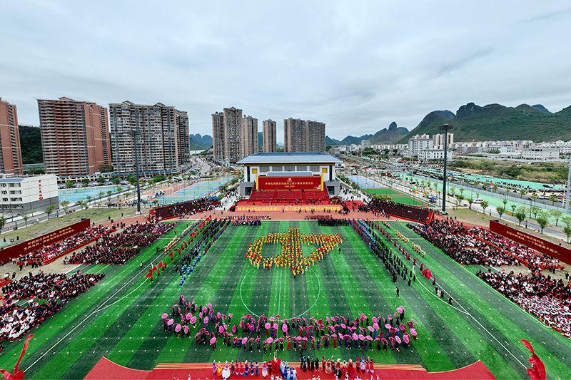 11月20日，廣西壯族自治區(qū)河池市羅城仫佬族自治縣在縣體育中心舉行自治縣成立40周慶祝活動。當?shù)馗髯迦罕娸d歌載舞，同心共奏和諧曲，謳歌富裕美好的新生活，一片喜慶景象。廖光福攝