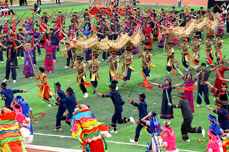 仫佬族民眾在舞草龍慶祝節(jié)日。羅城縣融媒體中心供圖