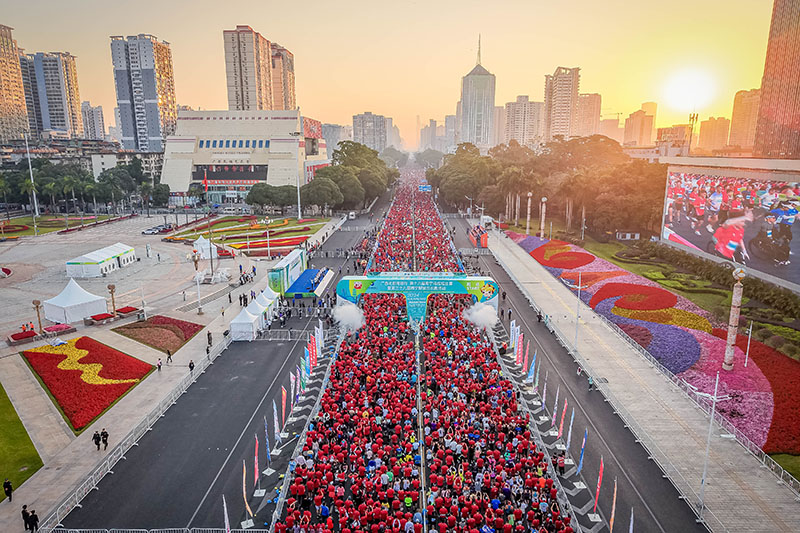 此次賽事吸引了來自全球各地的30000名選手。南寧馬拉松組委會供圖