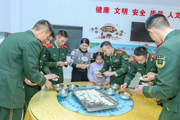 武警官兵和家屬一起包餃子。