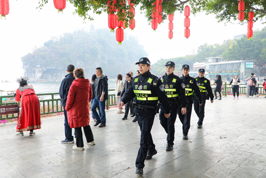 民警在象鼻山景區(qū)巡邏。桂林市公安局供圖