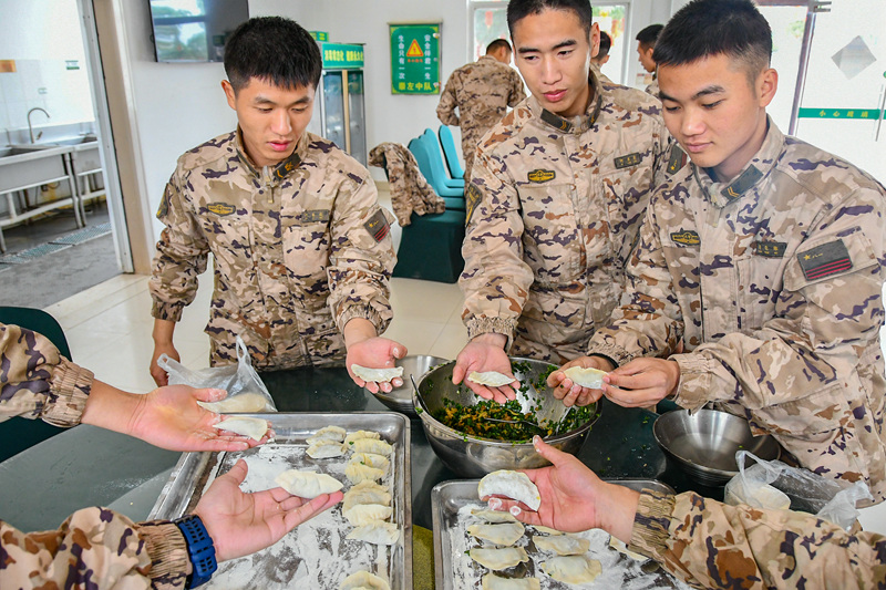 武警官兵組織包餃子。杜思念攝