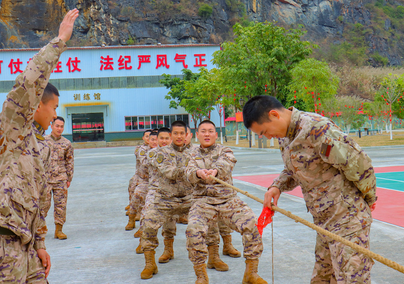 武警官兵正在進行拔河比賽。韓垚翔攝