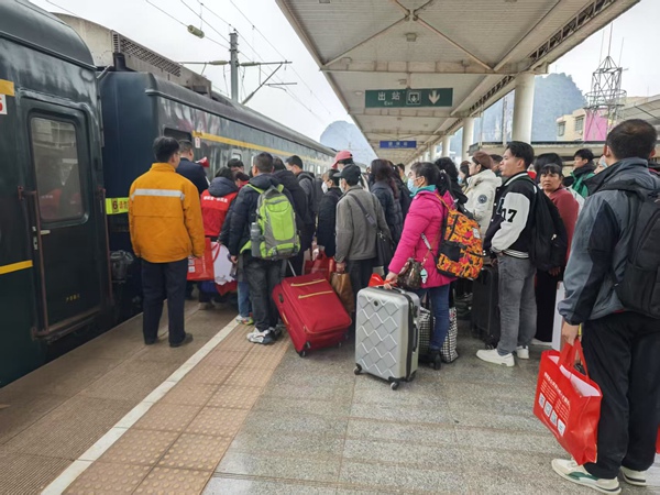 德?？h農(nóng)民工登上“粵桂勞務(wù)協(xié)作返崗”火車專列。黃卡兵攝