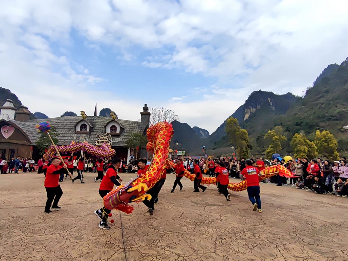 舞龍表演進(jìn)景區(qū)。黃玉滿攝