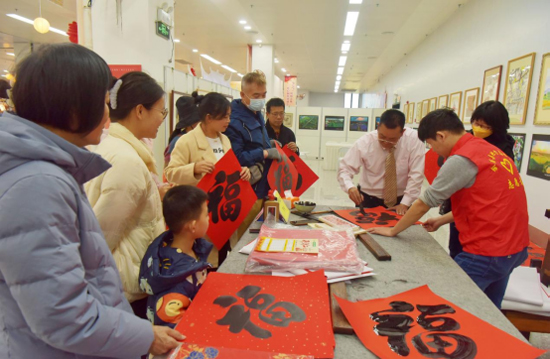 書法愛好者現(xiàn)場揮毫潑墨，為市民送上新春祝福。主辦方供圖