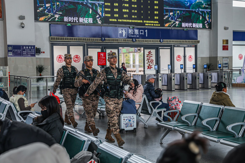 武警官兵在人員密集區(qū)巡邏。廖濤攝