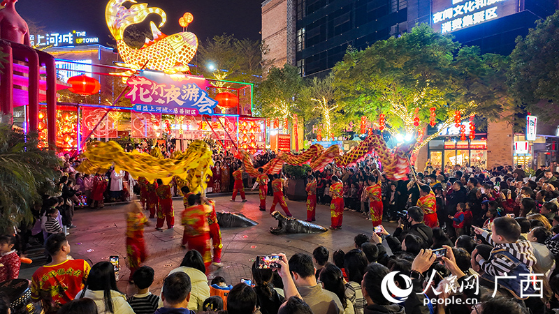 南寧市百益·上河城創(chuàng)意街區(qū)十分熱鬧。人民網(wǎng) 雷琦竣攝