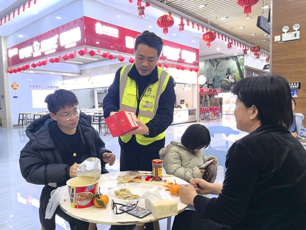 大塘服務區(qū)給旅客免費送上熱騰騰的“敬業(yè)餃”，并在現(xiàn)場同步播放春晚直播。黃敏攝