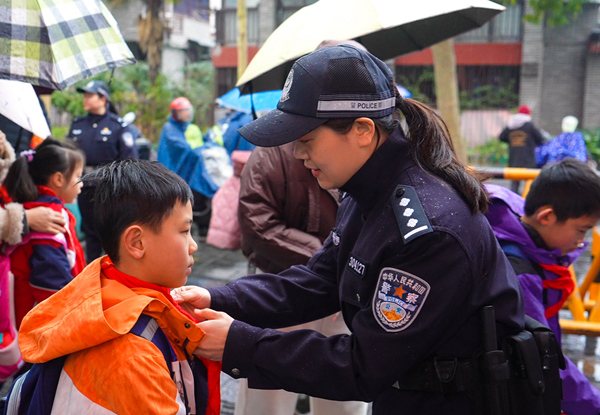 民警幫學(xué)生整理衣物。